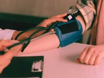 Uno de los asuntos que más preocupa a la comunidad médica es que cada vez se presentan más casos en personas jóvenes, incluso en adolescentes. PEXELS / Thirdman