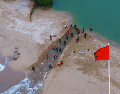 Realiza maniobras manuales de desazolve para liberar el cauce, prevenir erosiones y salvaguardar a la población en la zona costera. ESPECIAL / Protección Civil y Bomberos Puerto Vallarta