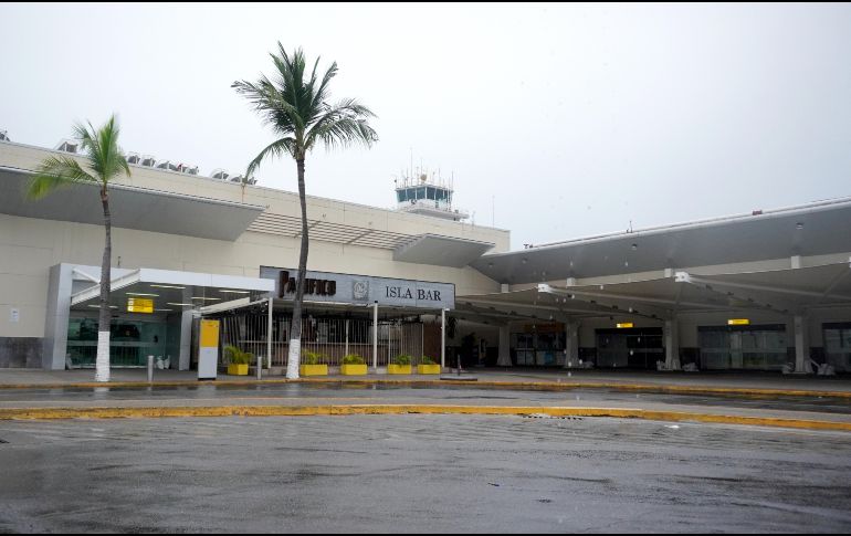 El aeropuerto retomará sus operaciones comerciales a partir de los primeros minutos del martes 13 de octubre, tras la mejora de las condiciones meteorológicas. EFE/A. Montero.