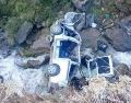 Imágenes de medios locales mostraron al auto totalmente destrozado en el fondo del precipicio. ESPECIAL