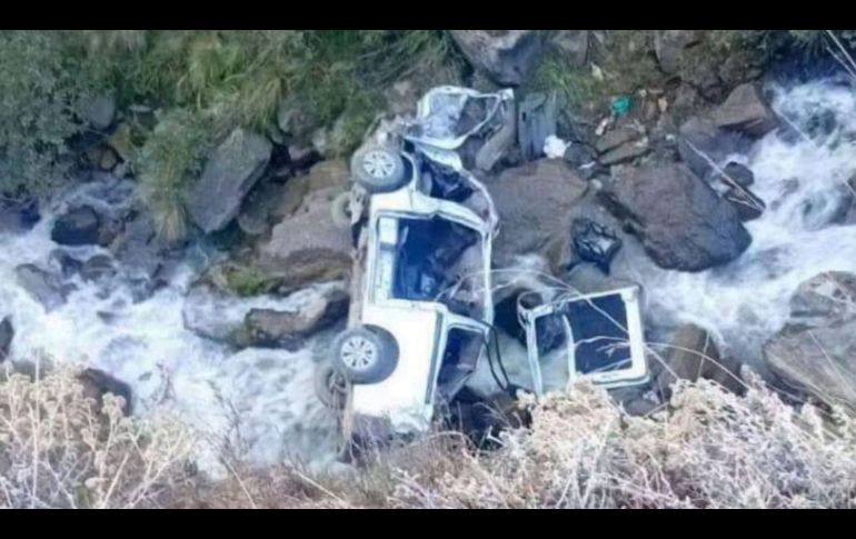 Imágenes de medios locales mostraron al auto totalmente destrozado en el fondo del precipicio. ESPECIAL