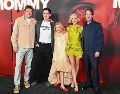 El productor Jason Blum, el cineasta Rob Savage, las actrices Arabella Olivia Clark y Jessica Chastain, y el cineasta Jay Duplass asistieron a la proyección de la película “Other Mommy”. AFP