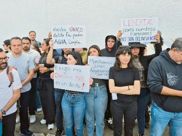 Colectivos de derechos humanos acompañan a familias a las afueras de la fiscalía jalisciense. EL INFORMADOR/ M. Hernández