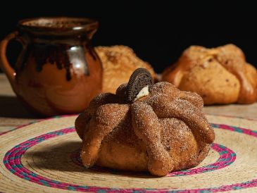 Para acompañar el pan de muerto, los especialistas sugieren optar por bebidas sin aporte calórico, como café negro o té sin azúcar. ESPECIAL / CANVA