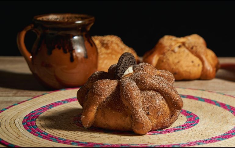 Para acompañar el pan de muerto, los especialistas sugieren optar por bebidas sin aporte calórico, como café negro o té sin azúcar. ESPECIAL / CANVA