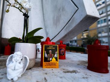Una fotografía del Papa León XIV colocada bajo la estatua de Juan Pablo II frente al Hospital Universitario Agostino Gemelli, donde el pontífice se encuentra hospitalizado. EFE/A. Carconi