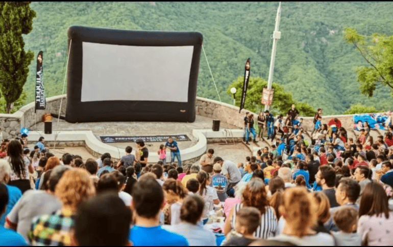 Ver una película al aire libre, recostado sobre el pasto y bajo el cielo estrellado, es una experiencia que se puede disfrutar en Guadalajara. ESPECIAL/ FACEBOOK / Cinema Live Guadalajara
