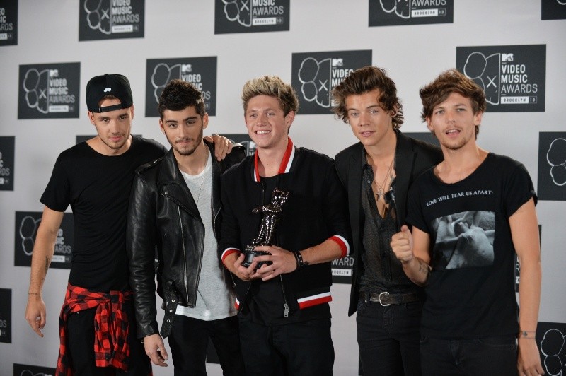 Liam Payne (izquierda), Zayn Malik (segundo por la izquierda), Niall Horan (centro), Harry Styles (segundo por la derecha) y Louis Tomlinson (derecha), de One Direction, en los MTV Video Music Awards el 25 de agosto de 2013 en el Barclays Center de Nueva York. AFP/ ARCHIVO.