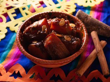 En la actualidad, la calabaza en tacha es un elemento fundamental en los altares de muertos, donde se coloca para recibir a los seres queridos que regresan del más allá. ESPECIAL / CANVA