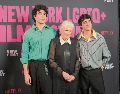 Javier Calvo y Javier Ambrossi posan junto a la actriz Glenn Close. EFE