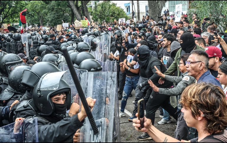 La CIDHPDA pide investigar abusos policiales durante protesta por el agua en Guadalajara. EL INFORMADOR/A. Navarro