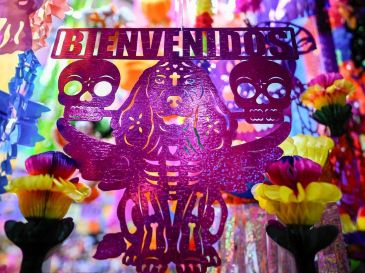 PAPEL PICADO. En tiempos de la inteligencia artificial y las cortadoras láser, muchos lo siguen haciendo completamente a mano y lo exportan a todo el mundo. AFP / A. Estrella