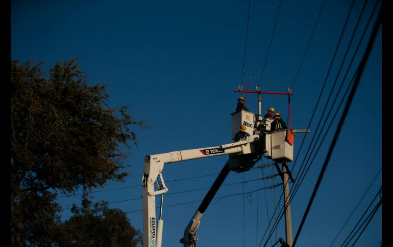 La CFE activó un protocolo de emergencia con más de dos mil 700 electricistas para enfrentar los posibles daños del huracán “Trudy” en México.  EL INFORMADOR/ARCHIVO