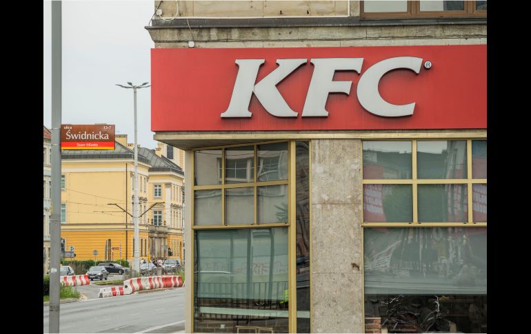 KFC anunció que reemplazará a Pepsi con Coca-Cola en sus más de tres mil 600 sucursales en EU para 2027.  EFE/PEXELS