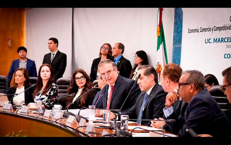 Fotografía cedida por la Secretaría de Economía de su titular, Marcelo Ebrard (c), en una comparecencia ante diputados este viernes, en Ciudad de México. EFE/Secretaría de Economía