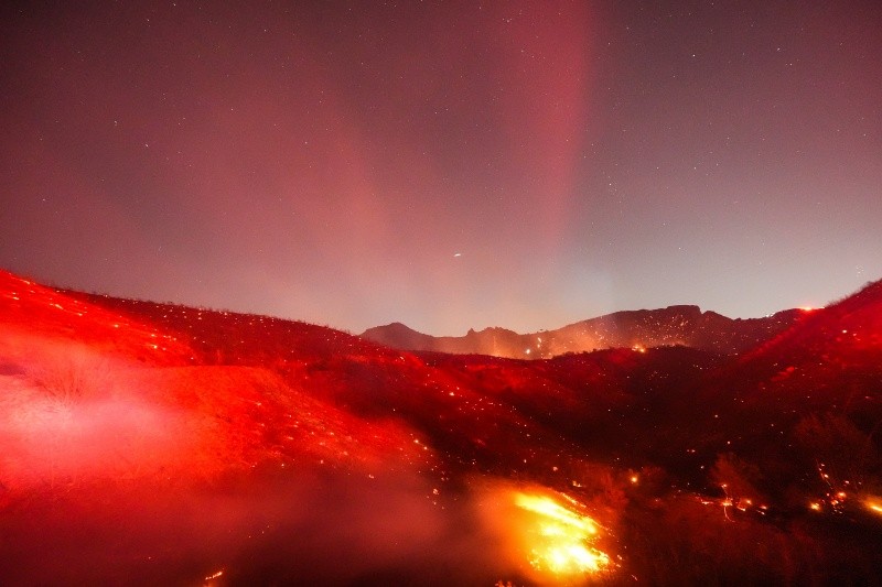 Puntos calientes relucen en una colina durante el llamado incendio Bryson en Malibu, California, el 15 de octubre de 2026. AP/J. C. Hong