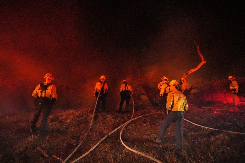Equipos de bomberos toman posición frente al incendio Bryson el jueves 15 de octubre de 2026, en Malibu, California. AP/J. C. Hong