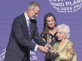 El rey Felipe VI (izq.) y la reina Letizia de España entregan el trofeo a la ganadora del Premio Planeta 2026, la escritora chilena Isabel Allende (der.). AFP