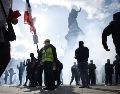 Manifestantes se congregan en la Plaza de la República durante una protesta contra el aumento del costo de vida y los recortes en los servicios públicos en París, Francia. EFE / Y. Valat