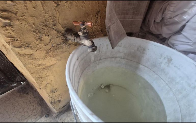 Habitantes del AMG enfrentan un esquema de tandeos en espera de que mejore la calidad del agua potable. EL INFORMADOR / O. González