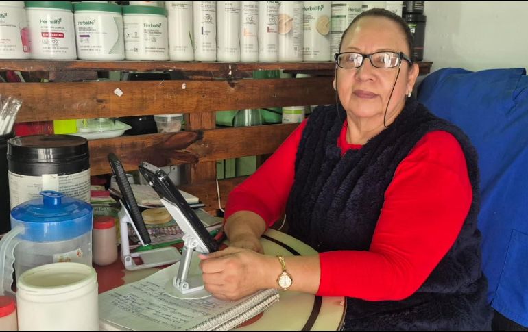 Rosa María Limones, de familia numerosa, señala que ante esta situación, en su casa compran hasta seis garrafones al día para cubrir sus necesidades, lo que representa un gasto diario de alrededor de 250 pesos. EL INFORMADOR / O. González