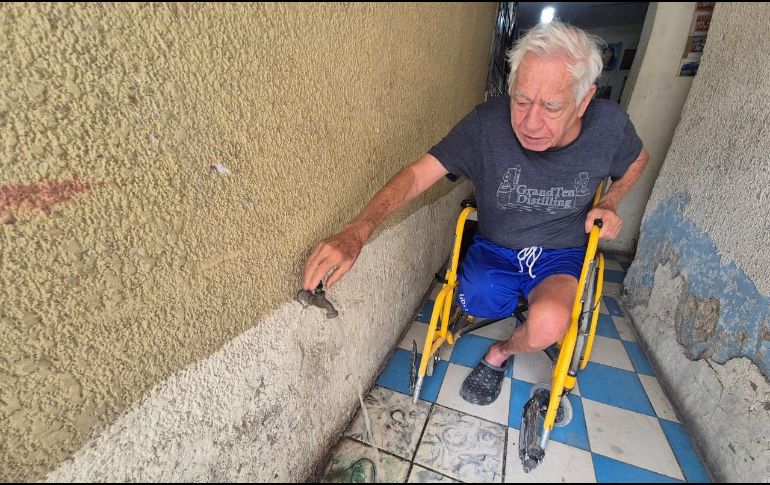Armando Vázquez ha optado por comprar botes, cubetas y garrafones, pues no cuenta con tinaco, ante los tandeos. EL INFORMADOR / O. González