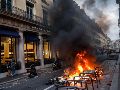 No sólo edificios públicos sufrieron destrozos; también mobiliario urbano francés fue dañado en medio de la jornada violenta. EFE/M. Badra