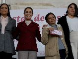Las jefas de familia inscritas en Mujeres Bienestar reciben la cantidad de mil 300 pesos bimestrales. AFP/ARCHIVO