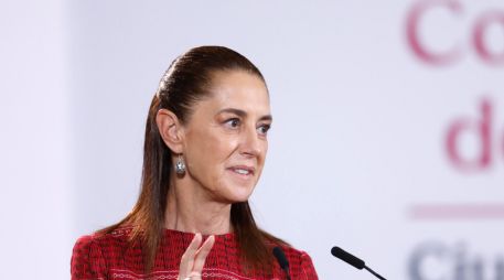 La Presidenta Claudia Sheinbaum fue interceptada a la salida del Hospital Regional de Alta Especialidad de la Península de Yucatán. EFE/S. Gutiérrez