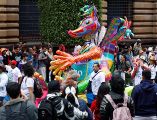 Dragones multicolores, serpientes aladas y criaturas sorprendentes transformaron las calles de Ciudad de México en un escenario de fantasía. EFE/S. Gutiérrez