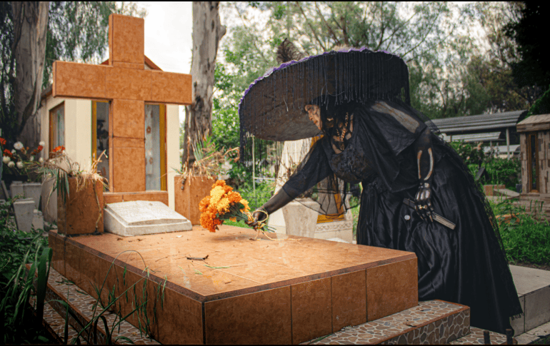 En el Día de Muertos Inca, el emperador Inca era considerado el hijo directo del Sol (Inti churin), por lo que organizar y encabezar las celebraciones reafirmaba su autoridad divina ante los distintos pueblos conquistados. CANVA