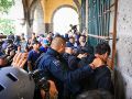 Los policías tomaron a los hombres y se dirigieron hacia el Ayuntamiento de Guadalajara, donde fueron retenidos a petición de los manifestantes. EL INFORMADOR / J. ACOSTA