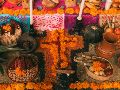 Flores, veladoras, pan de muerto y alimentos son algunos de los productos que determinan cuánto gastar en el altar este 2026. UNSPLASH.