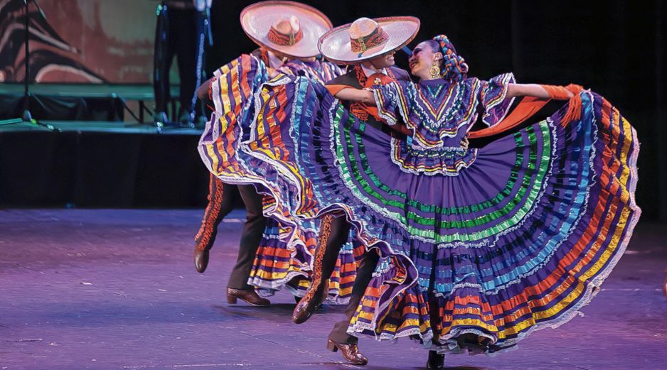 El Ballet Folclórico de Guadalajara conmemora su trayectoria con 60 bailarines, música en vivo y estampas de cinco Estados. ESPECIAL