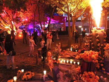 Expertos anticipan mayor actividad en mercados, restaurantes, hoteles y servicios de transporte y agencias de viajes por el Día de Muertos 2026. EL INFORMADOR / ARCHIVO