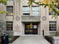 Fotografía que muestra la fachada del edificio Edmund Ezra Day Hall, en la Universidad de Cornell que debate una moción de falta de confianza en la dirección del centro por su gestión del caso de violación grupal. EFE/ E. Capdepon