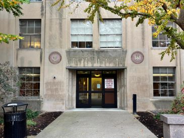 Fotografía que muestra la fachada del edificio Edmund Ezra Day Hall, en la Universidad de Cornell que debate una moción de falta de confianza en la dirección del centro por su gestión del caso de violación grupal. EFE/ E. Capdepon