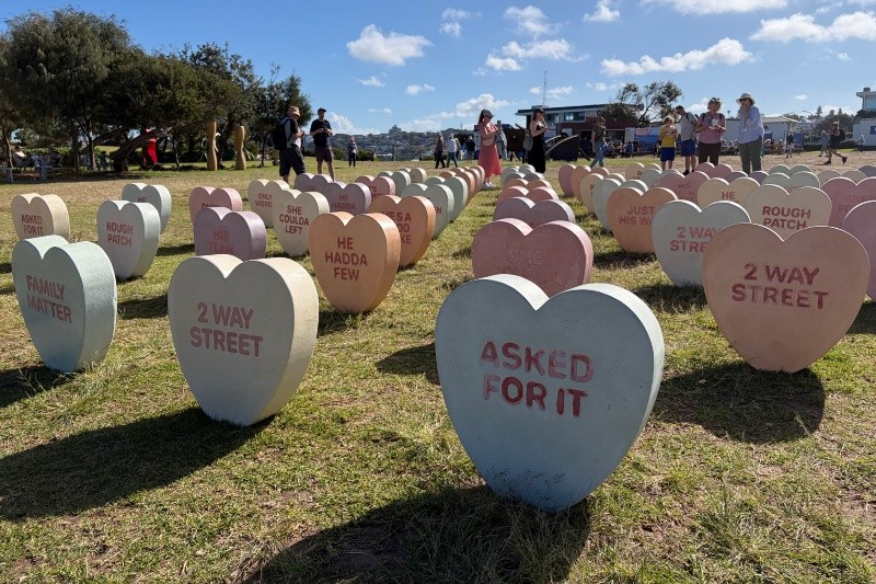 Cada uno de los 56 corazones representa a una mujer asesinada por su pareja o expareja en Australia. EFE / E. Morillo