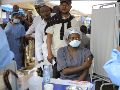 Trabajadores sanitarios forman una fila para recibir una dosis de la vacuna Ervebo contra el virus del ébola en Beni, en la provincia de Kivu del Norte. AP/S. Kitsa