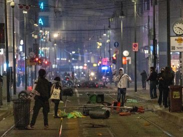 La policía de Milán reportó que dos mil jóvenes participaron en los disturbios la noche del sábado. AP / S. PORTA