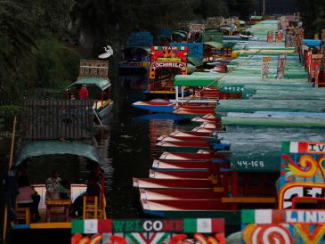 La flor de cempasúchil, la música, el olor a chocolate caliente y las leyendas invaden los canales de Xochimilco en esta temporada. AP/ARCHIVO