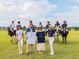 Rodrigo Fernández y Gabriela Flores mostrando las playeras de los equipos en competencia. GENTE BIEN JALISCO / Revista del 23 de octubre 2026