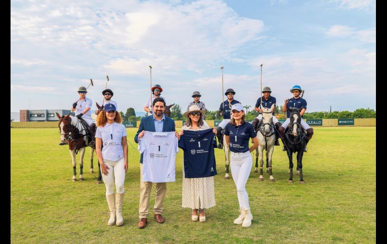 Rodrigo Fernández y Gabriela Flores mostrando las playeras de los equipos en competencia. GENTE BIEN JALISCO / Revista del 23 de octubre 2026