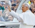 El Papa regresó al Vaticano el sábado, cuatro días después de que le extirparan el lóbulo inferior de su pulmón derecho. EFE/F. Frustaci