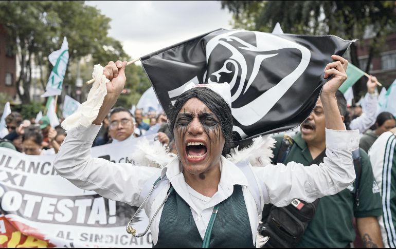 Trabajadores del IMSS mantienen sus protestas tras considerar insuficiente la nueva propuesta de incremento salarial. AFP