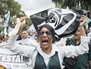 Trabajadores del IMSS mantienen sus protestas tras considerar insuficiente la nueva propuesta de incremento salarial. AFP