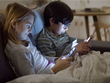 Autoridades advirtieron que el "scrolling sin fin" priva a los menores de sueño y merma la capacidad de concentración de niños y adolescentes. ESPECIAL/PEXELS