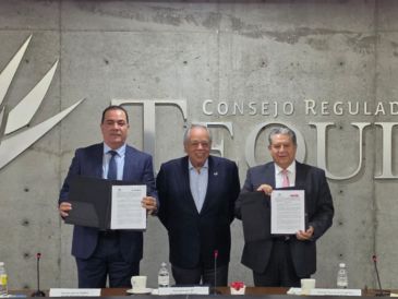 La firma de los convenios abre nuevas oportunidades para fortalecer las operaciones de los productores autorizados de tequila. ESPECIAL