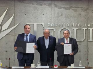 La firma de los convenios abre nuevas oportunidades para fortalecer las operaciones de los productores autorizados de tequila. ESPECIAL