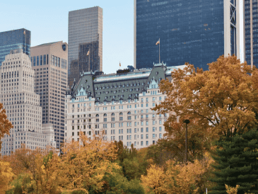 Ubicado junto a Central Park, el hotel combina elegancia, historia y servicios exclusivos que lo han convertido en uno de los establecimientos más reconocidos de la ciudad estadounidense. FACEBOOK / THE PLAZA HOTEL